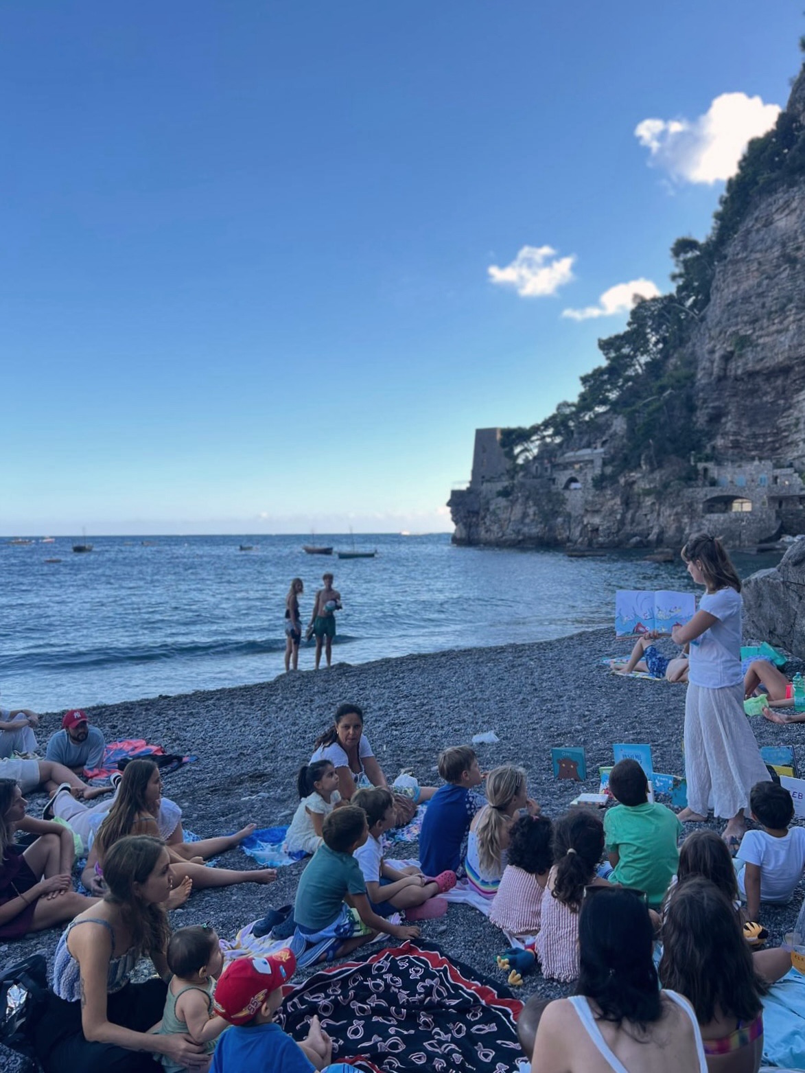 La spiaggia di Fornillo durante le letture al tramonto